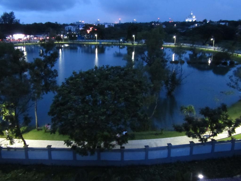 Galaxy Hotel Yangon Bagian luar foto